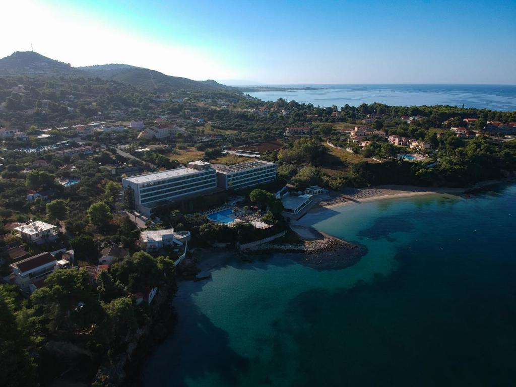 una vista aérea de un edificio junto al agua en Mediterranee, en Lassi