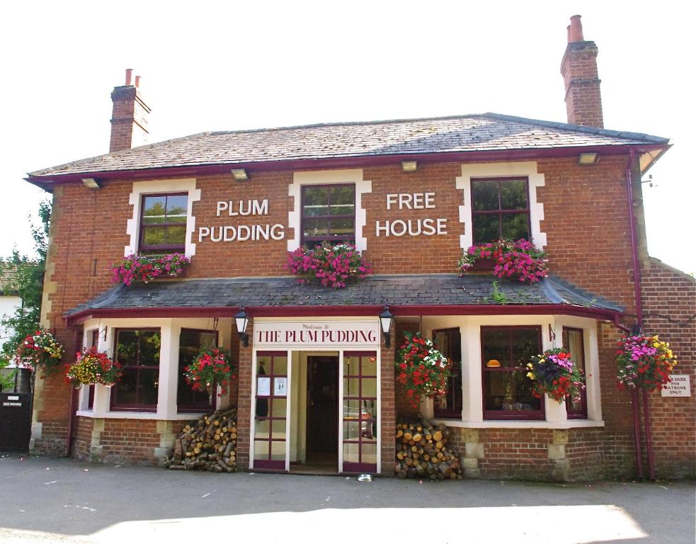 un grand bâtiment en briques avec une maison gratuite dans l'établissement Plum Pudding, à Abingdon