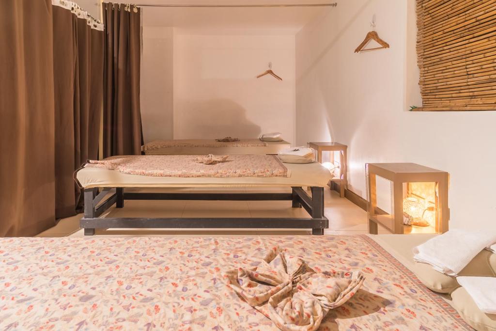 Postel nebo postele na pokoji v ubytování Heroes Hotel
