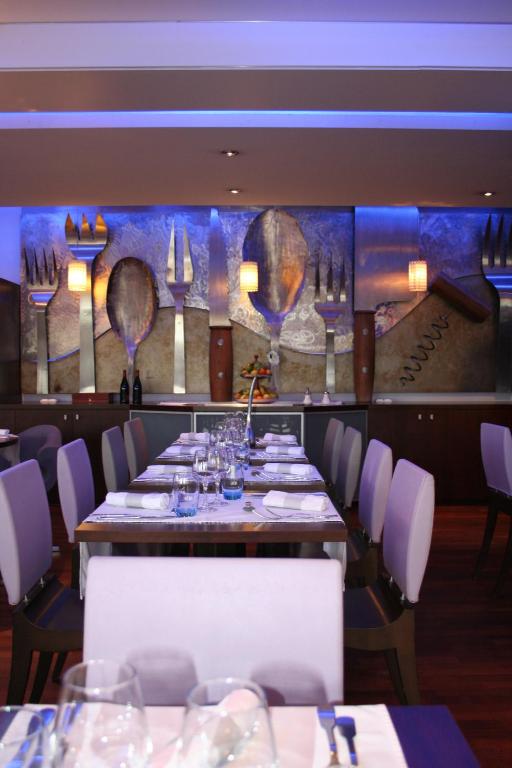 Restaurace v ubytování Kyriad Dijon Est Mirande
