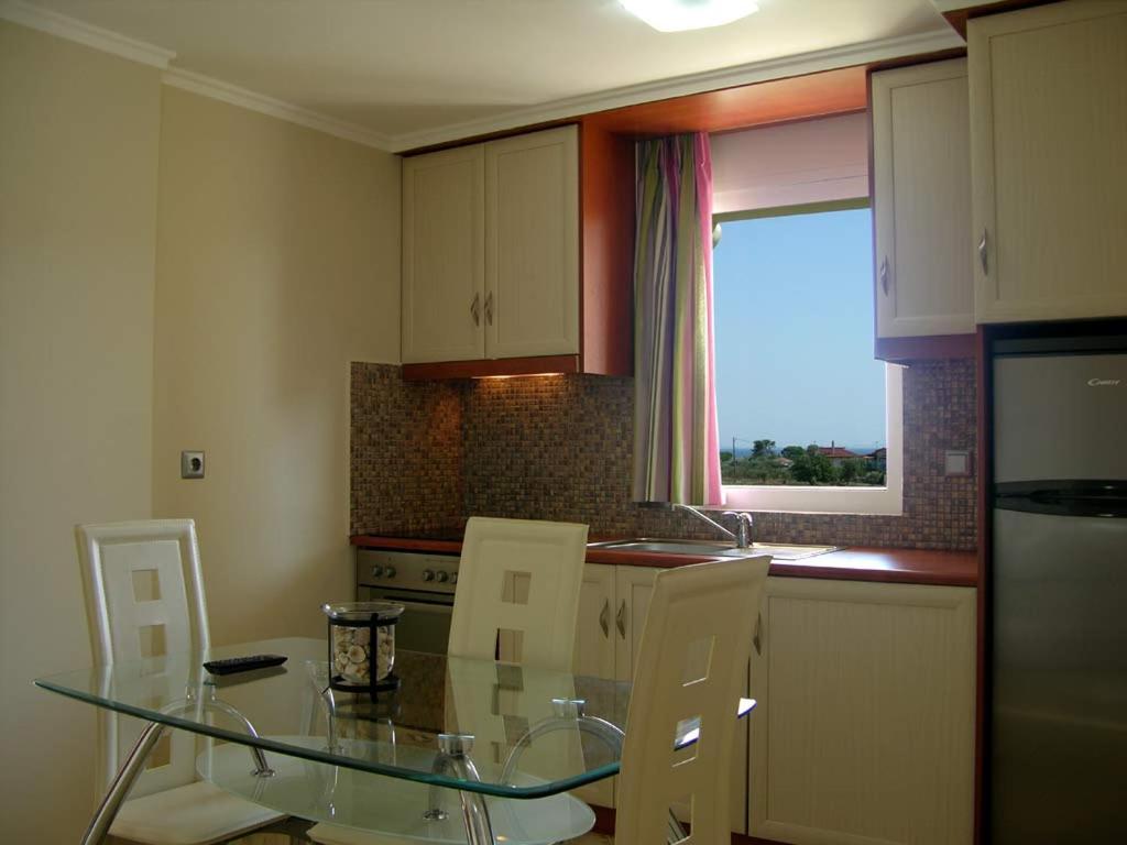 Kuchyň nebo kuchyňský kout v ubytování Antonios Village Hotel & Apartments