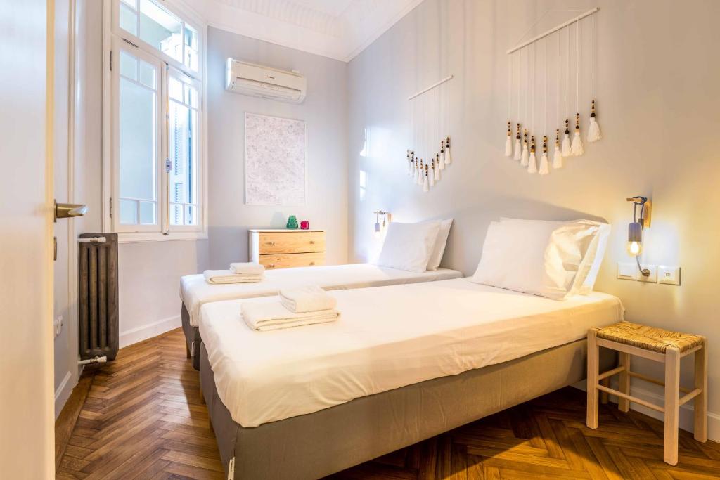 A bed or beds in a room at Welcome To The Kolonaki!