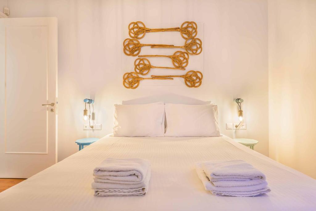 A bed or beds in a room at Welcome To The Kolonaki!