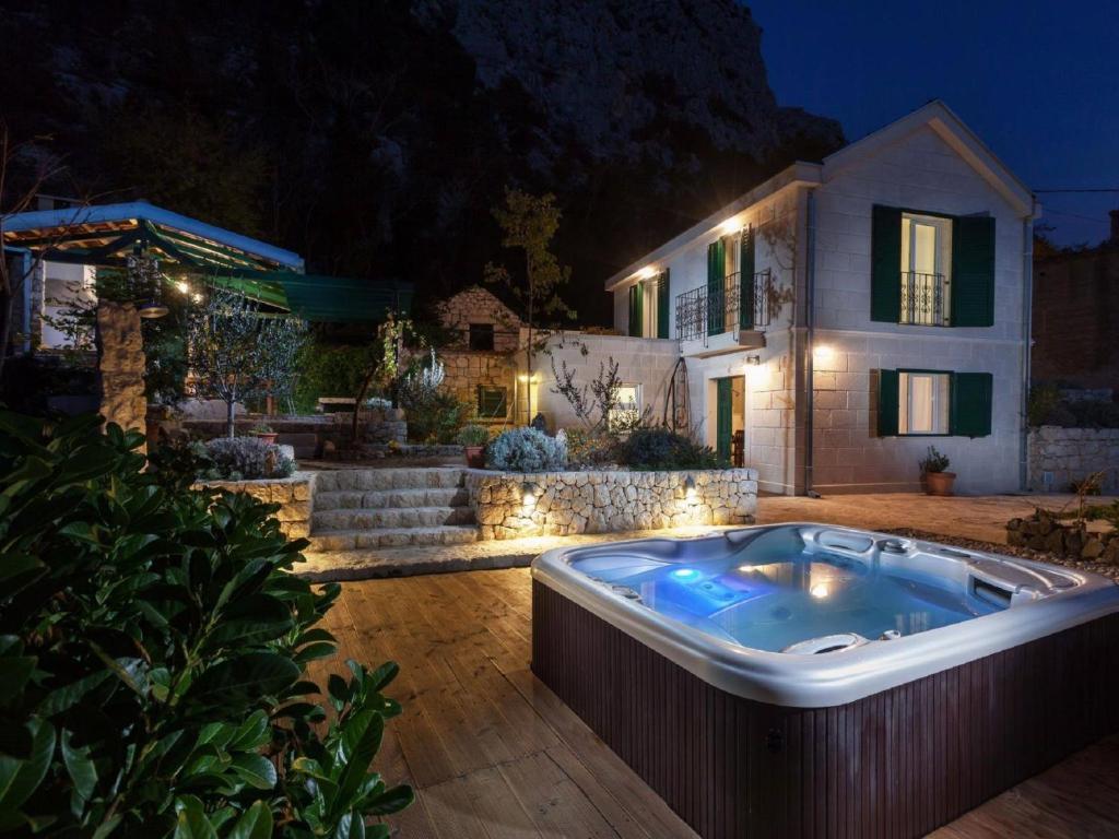 Bazén v ubytování Luxurious Holiday Home in Makarska with Jacuzzi nebo v jeho okolí