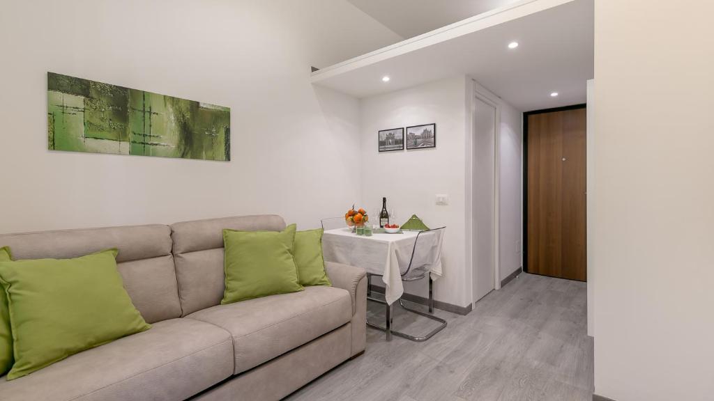 米蘭的住宿－Vespri Apartments，客厅配有沙发和桌子