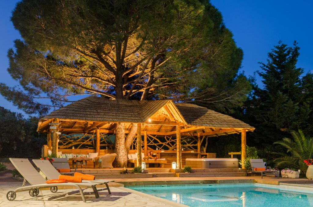 - un kiosque en bois à côté de la piscine dans l'établissement Villa Siena, à Roquebrune-sur Argens