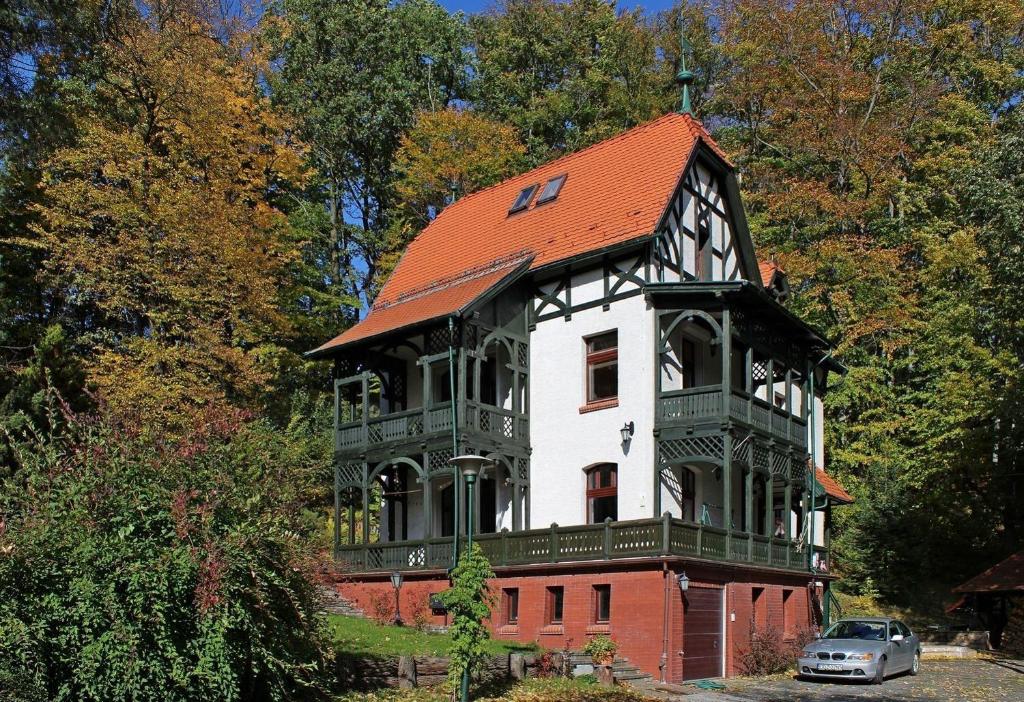 una casa con techo rojo encima en Wilinianka en Pieszyce