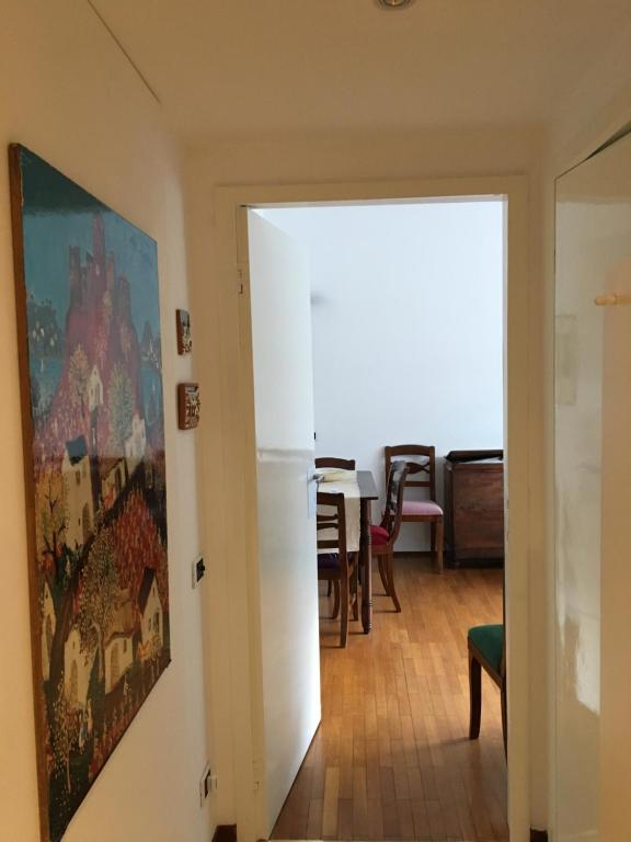 un couloir avec une porte menant à une salle à manger dans l'établissement Casa Sinigaglia, à Côme