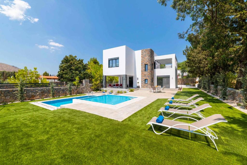 The swimming pool at or close to Villa Summer Light