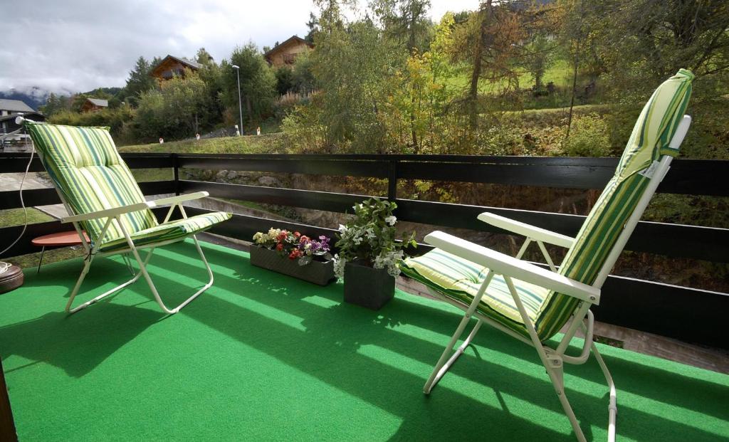 Balkón nebo terasa v ubytování La Foret Apartment With Spectacular Mountain Views