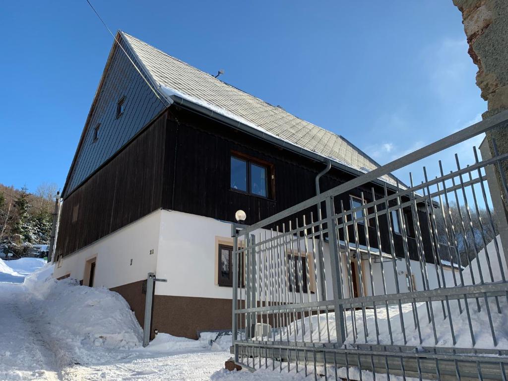 Vybavený apartmán v lyžařském středisku Mikulov v Krušných horách v zimě