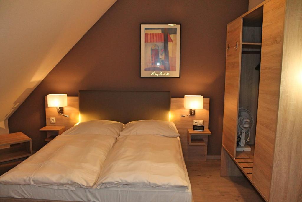 Postel nebo postele na pokoji v ubytování Hotel Gasthof Grüner Wald