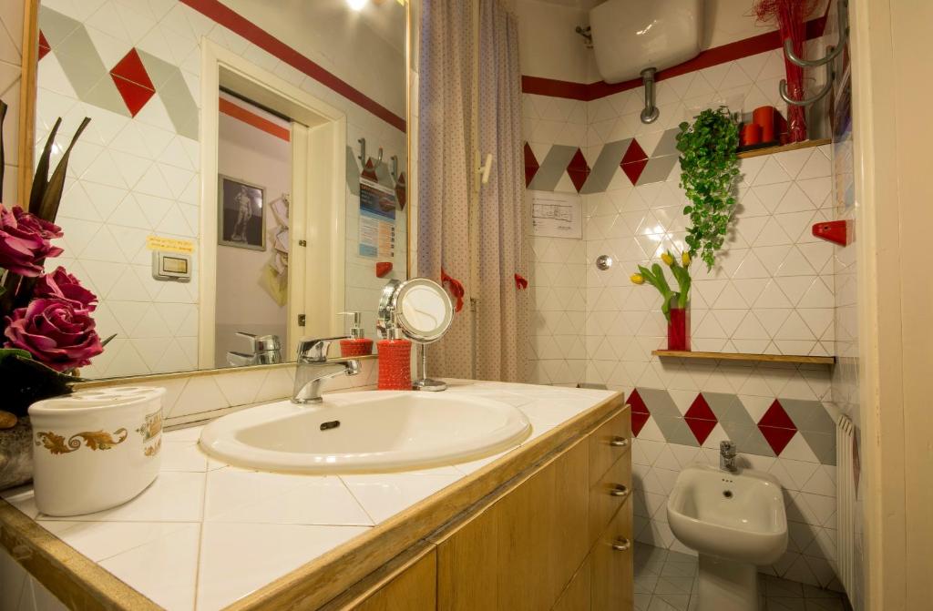 bagno con lavandino e servizi igienici di Tre Gigli Firenze BB, 5 minutes from station, via Palazzuolo 55 a Firenze