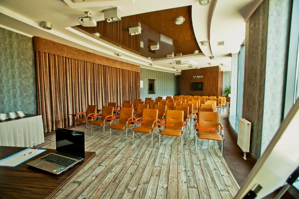 Televízia a/alebo spoločenská miestnosť v ubytovaní Hotel Mistral Sport