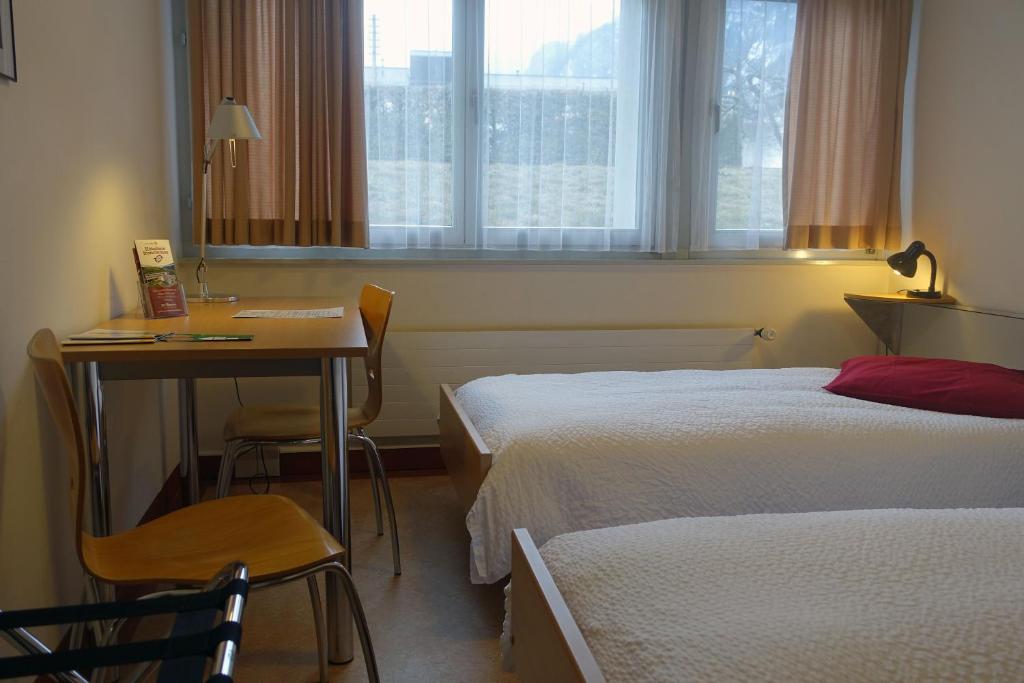 Llit o llits en una habitació de Hôtellerie Franciscaine