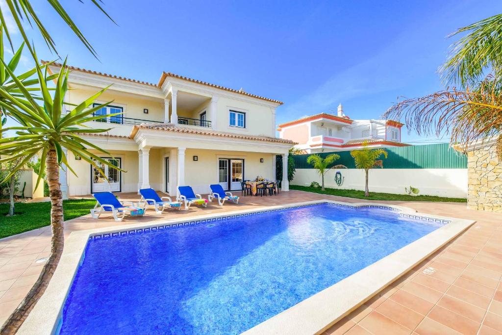 Villa con piscina frente a una casa en Villa Luana, en Olhos de Água