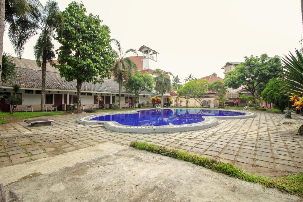 Bazén v ubytování RedDoorz Plus At Hotel Sofia Pangandaran nebo v jeho okolí