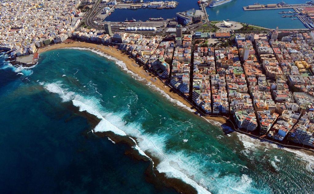 una vista aerea di una città e dell'oceano di Room in My Vintage Home a Las Palmas de Gran Canaria