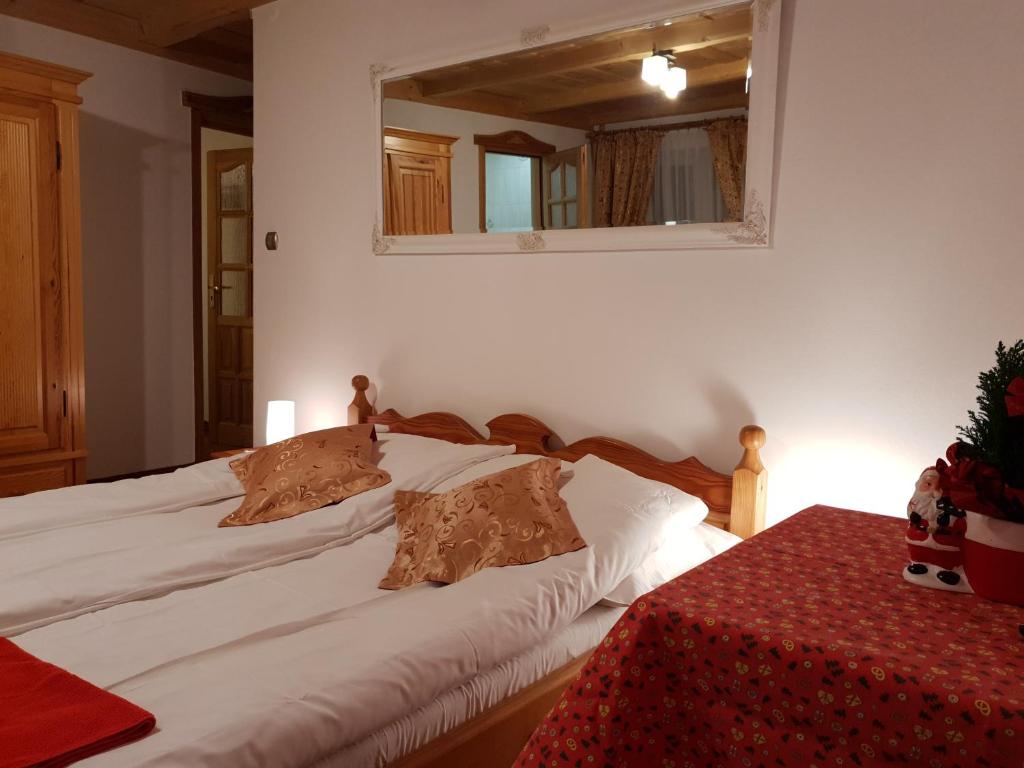 1 dormitorio con 1 cama con mesa y espejo en Polakówka, en Poronin