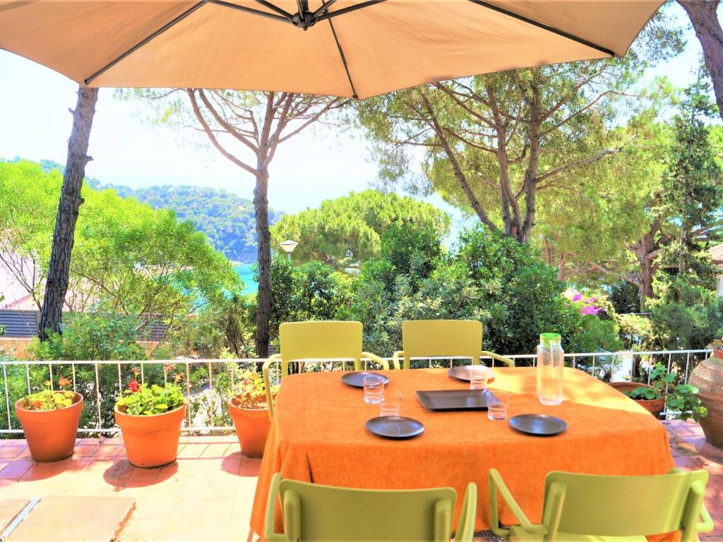 an orange table with chairs and an umbrella at Cirici in Lloret de Mar