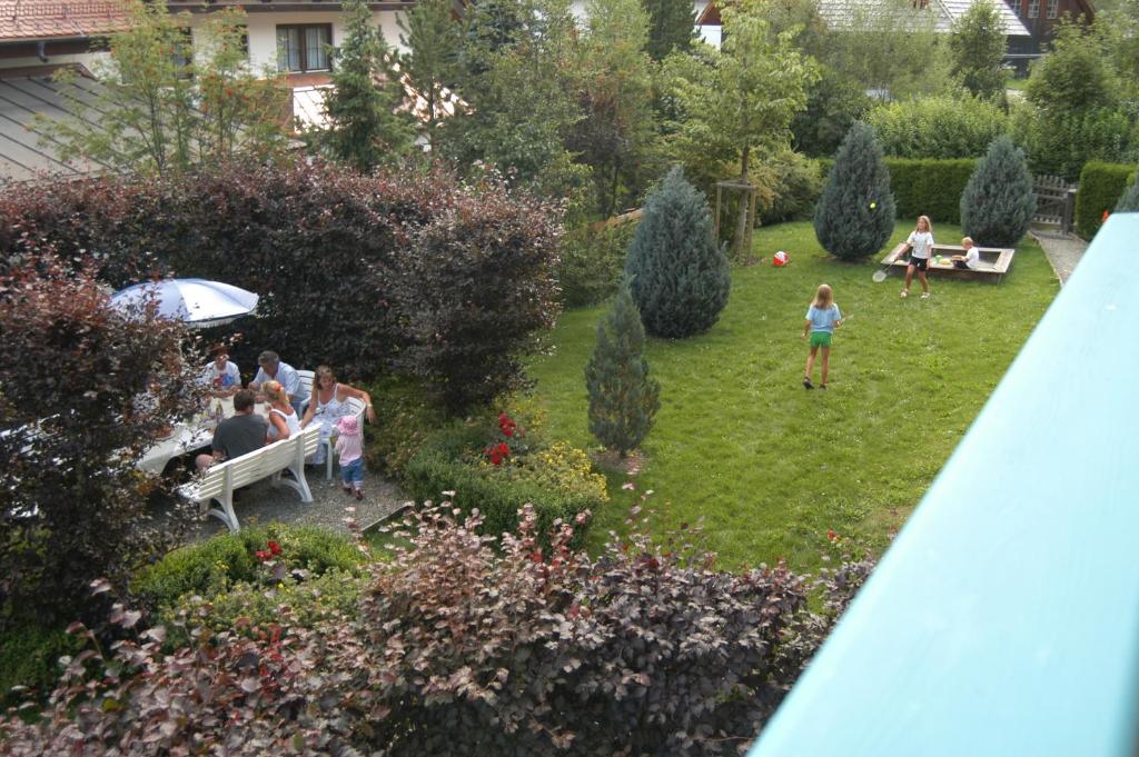A garden outside Appartements Lüftenegger