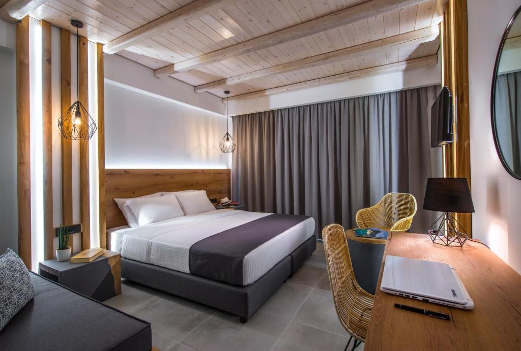 um quarto de hotel com uma cama e uma secretária em Casa Blu Boutique Hotel "by Checkin" Adults Only em Hersonissos
