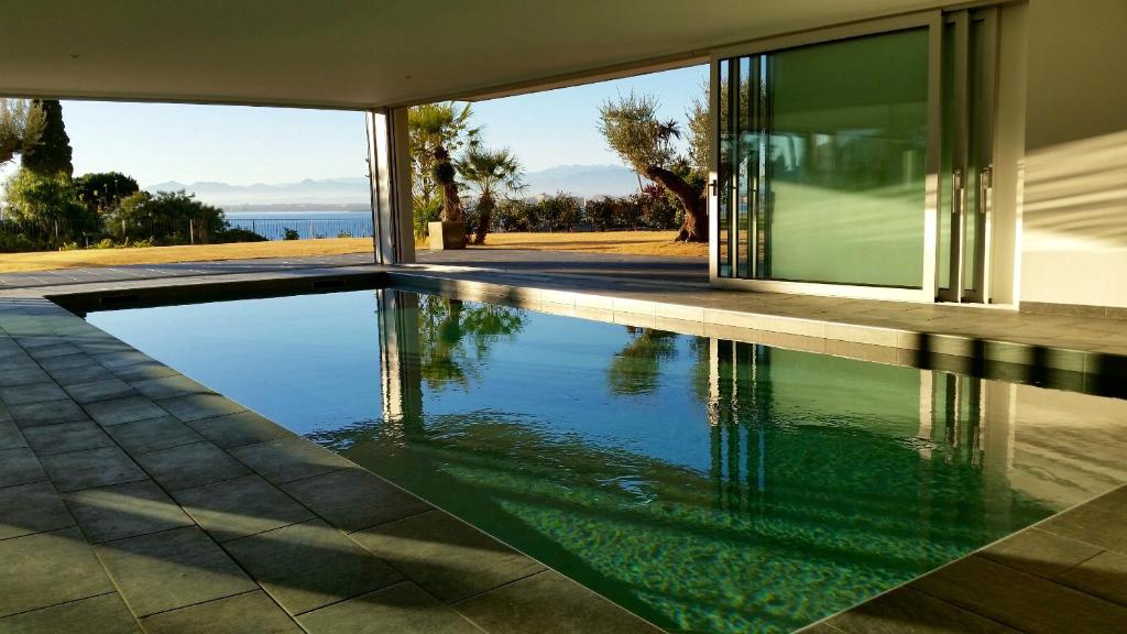 una piscina frente a una casa en Casa Llosa, en Roses