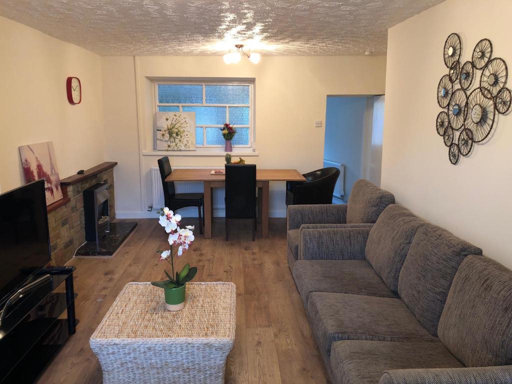 a living room with a couch and a table at 11 Llainwen Isaf in Llanberis