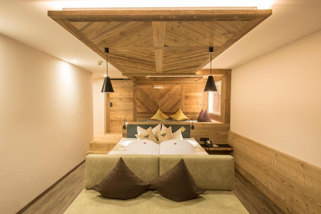Postel nebo postele na pokoji v ubytování Hotel Magdalena im Zillertal - Urlaub mit Hund