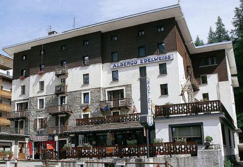 Budynek, w którym mieści się hotel