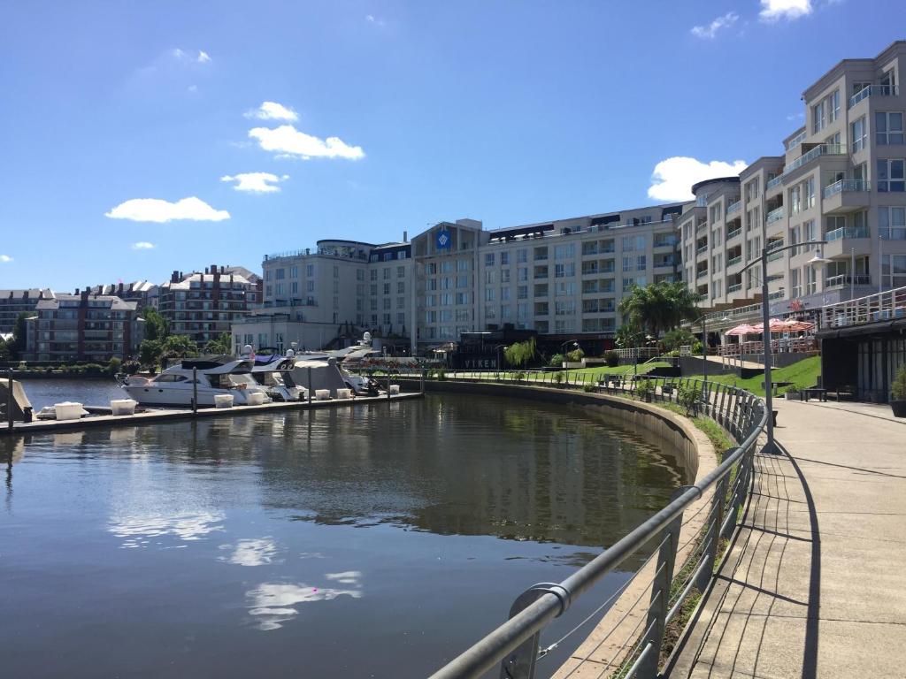 Интерьер квартиры с бассейном в Нордельте