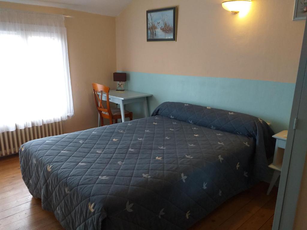 Postel nebo postele na pokoji v ubytování Hôtel le Lion d'Or
