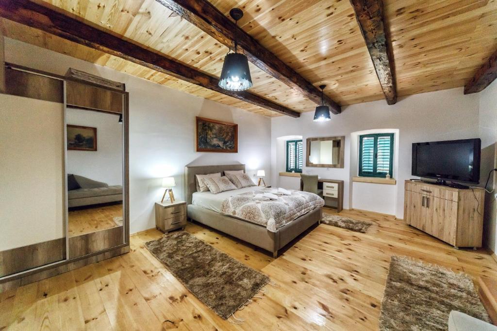 En eller flere senge i et værelse på Apartments "Old house Pajovic"