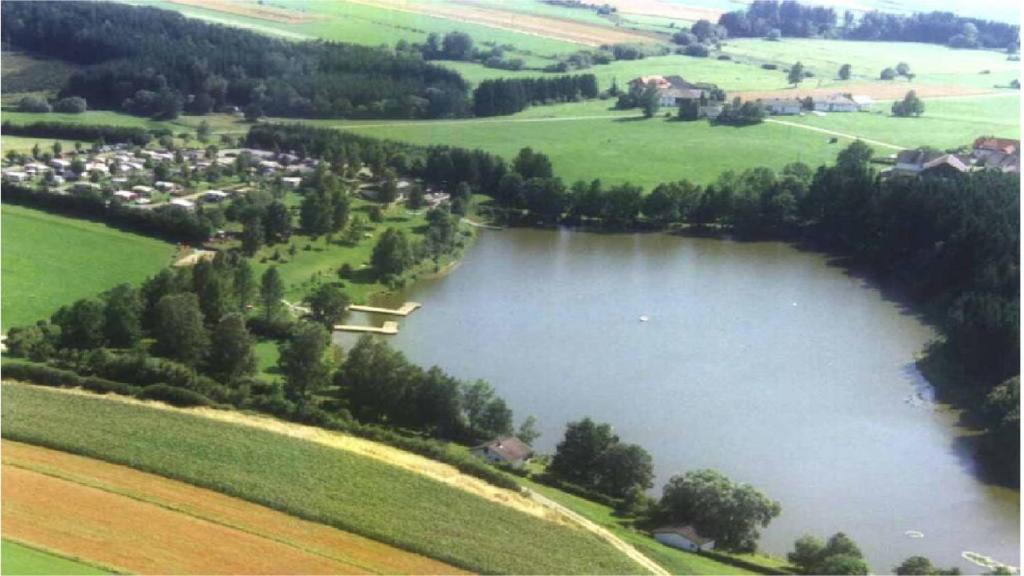 an aerial view of a large lake in a field at Mobilheime in Klaffer am Hochficht
