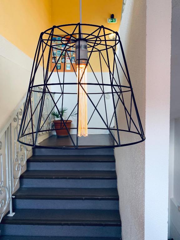 un lustre suspendu à un escalier dans une maison dans l'établissement Le Relais d Obernai, à Obernai