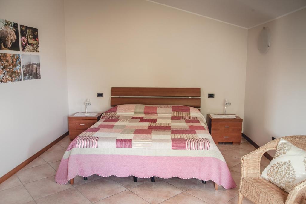 a bedroom with a large bed and a couch at B&B La Tamerice in Valeggio sul Mincio