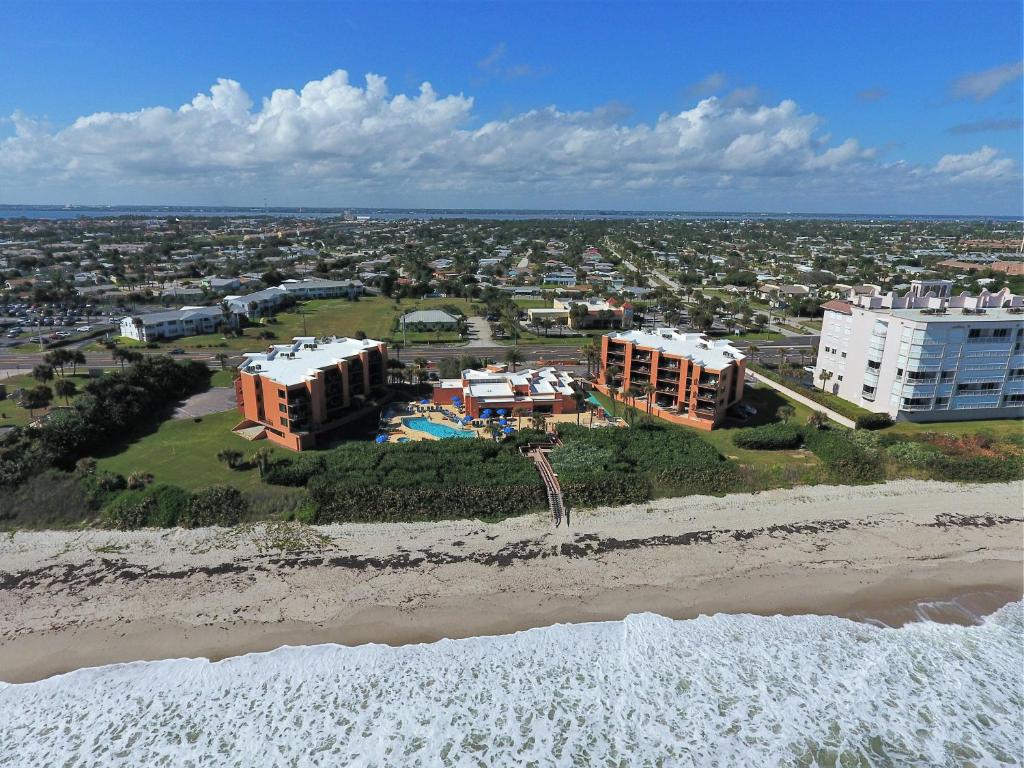 z powietrza widok na ośrodek na plaży w obiekcie Oceanique Resort by Capital Vacations w mieście Indian Harbour Beach