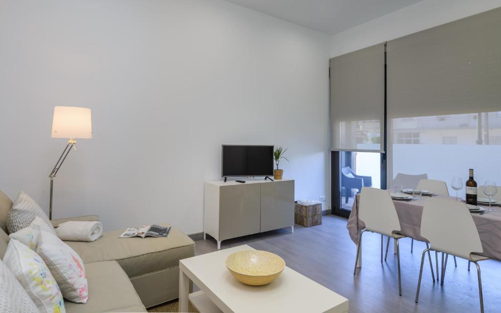 Televízia a/alebo spoločenská miestnosť v ubytovaní Apartamentos Lanceata
