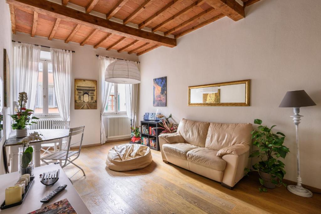 een woonkamer met een bank en een tafel bij In Arezzo Apartment in Arezzo