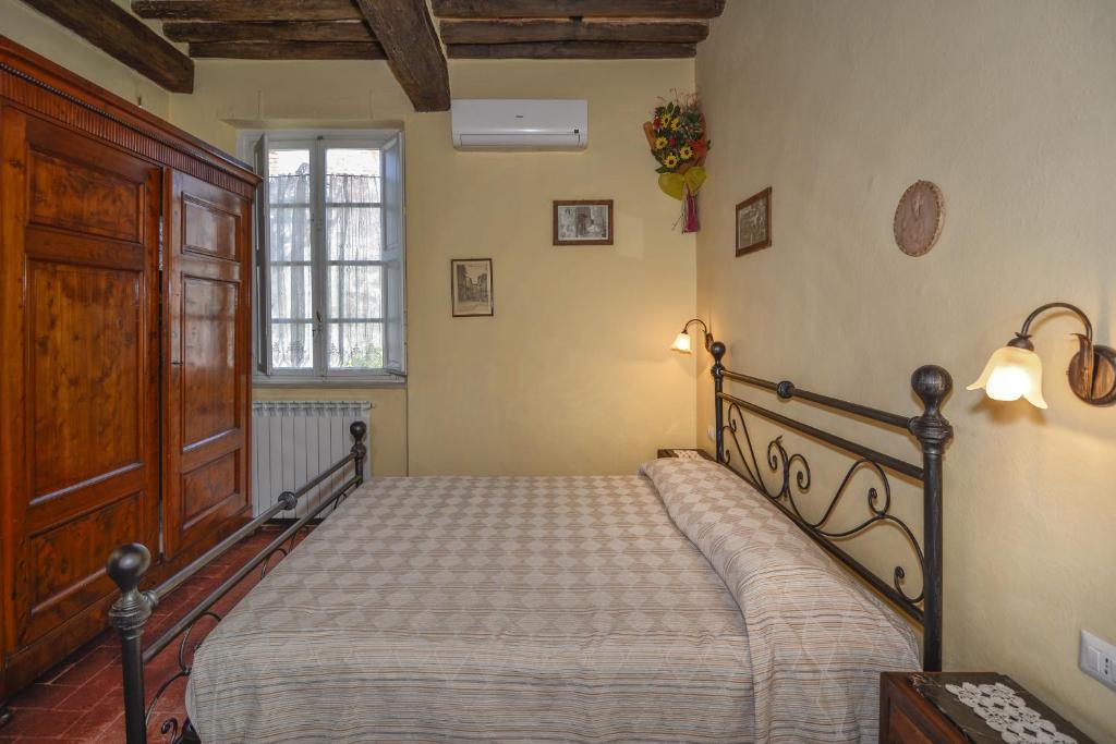 A bed or beds in a room at Bed & Breakfast Lucca Fora