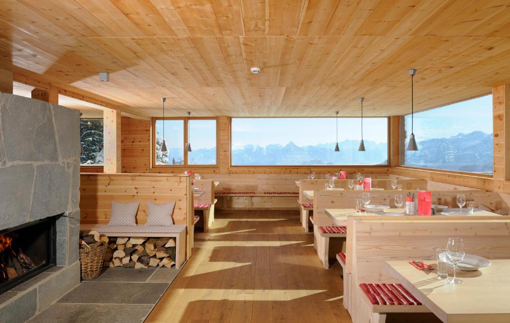 Nespecifikovaný výhled na hory nebo výhled na hory při pohledu z hotelu