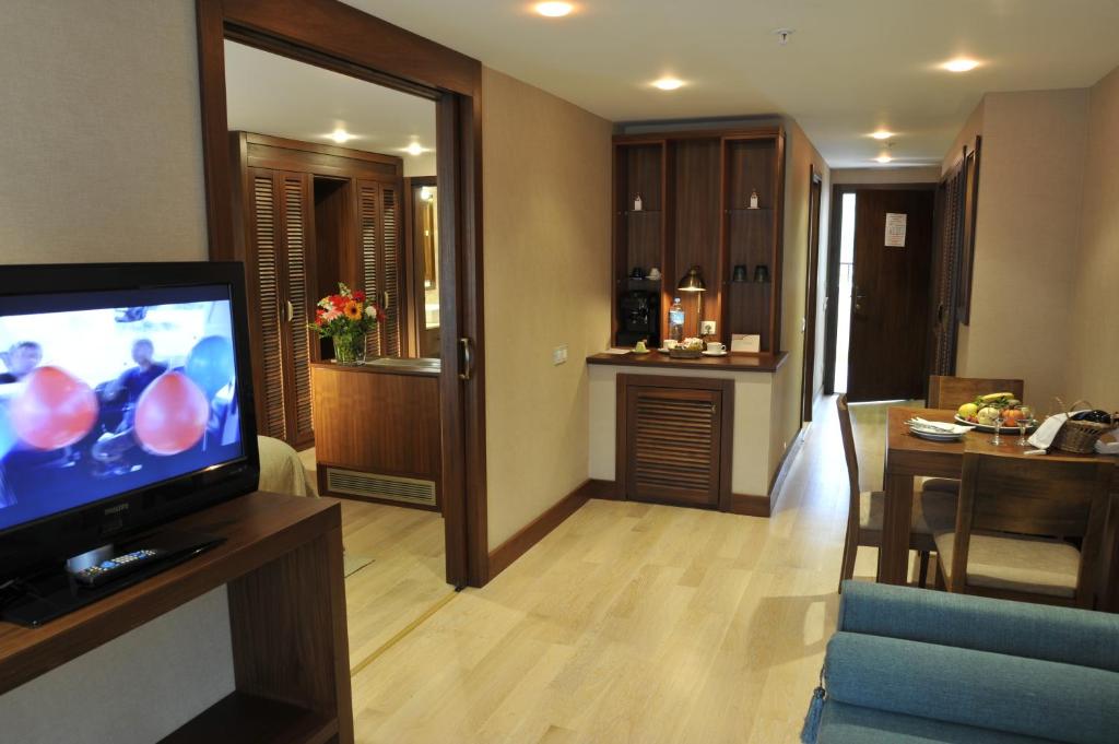 TV a/nebo společenská místnost v ubytování Marti Resort Deluxe Hotel
