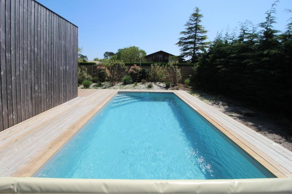 Bazén v ubytování Chalet 4 personnes avec piscine privative nebo v jeho okolí
