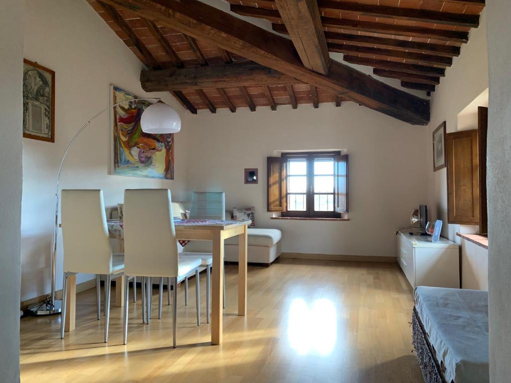 ein Wohnzimmer mit einem Esstisch und Stühlen in der Unterkunft Casa Cinzia in Castellina in Chianti