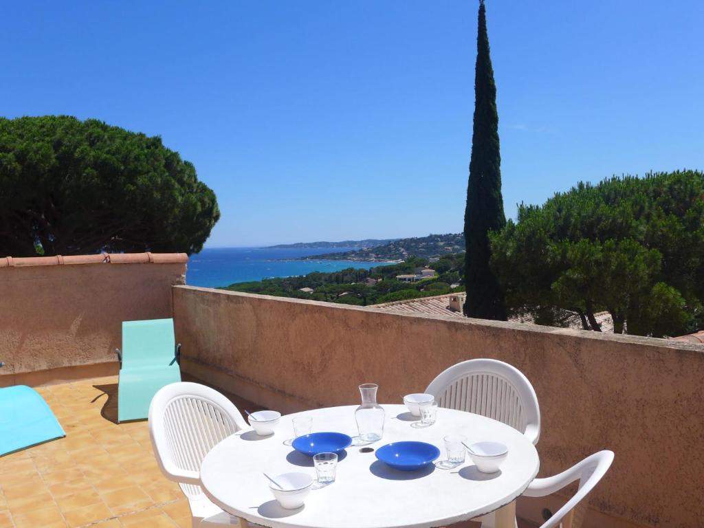 - une table et des chaises blanches avec vue sur l'océan dans l'établissement Apartment Les Coteaux de la Nartelle-15 by Interhome, à Sainte-Maxime