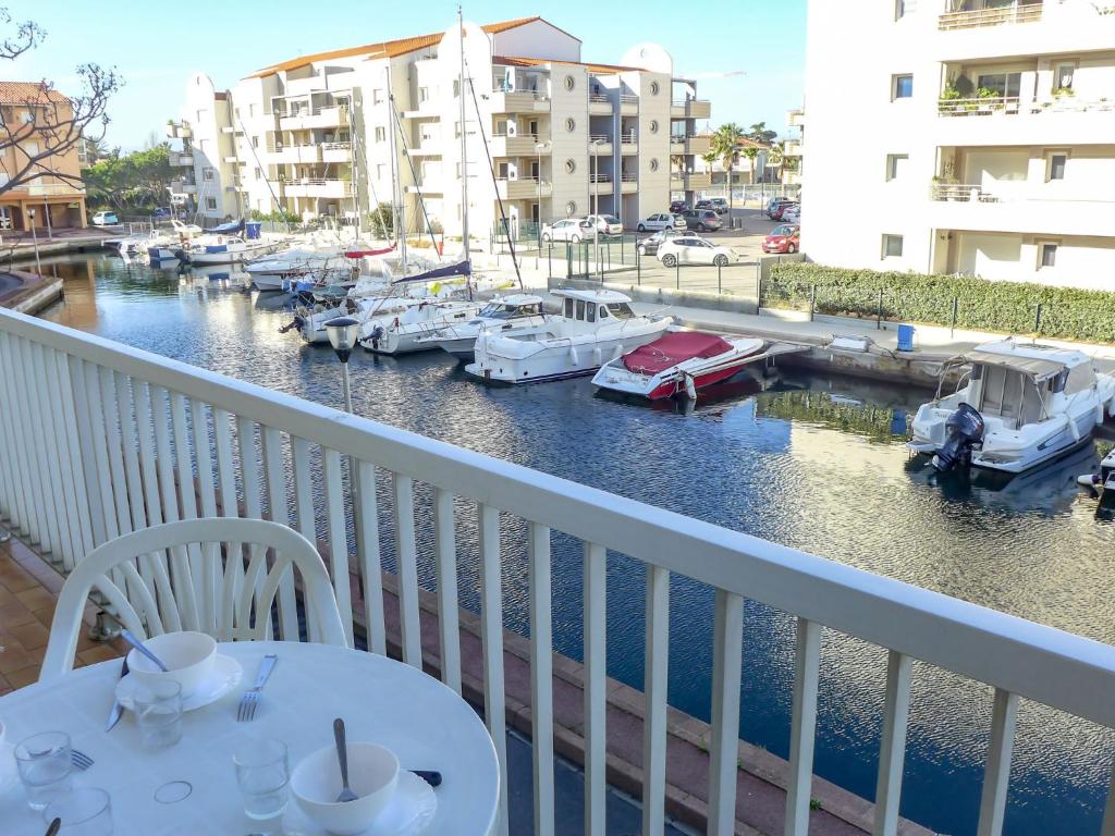 - un balcon avec une table et des bateaux dans un port de plaisance dans l'établissement Apartment Les Marines de Port Canet by Interhome, à Canet