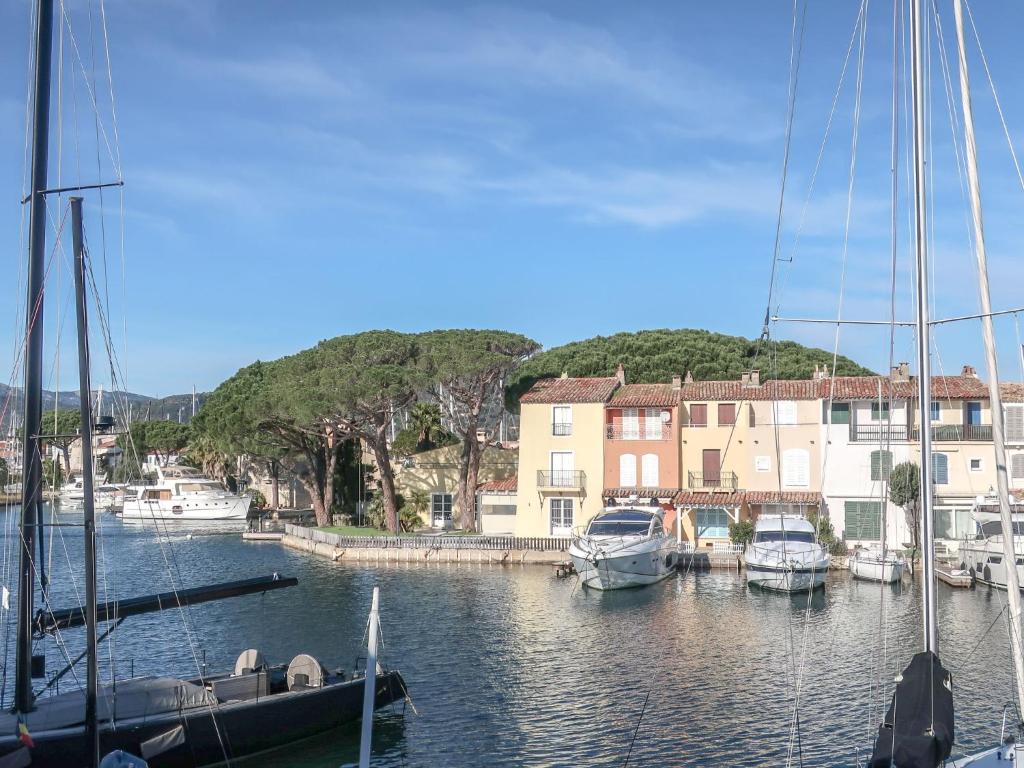 un groupe de bateaux est amarré dans un port de plaisance dans l'établissement Apartment Les Voiliers by Interhome, à Grimaud