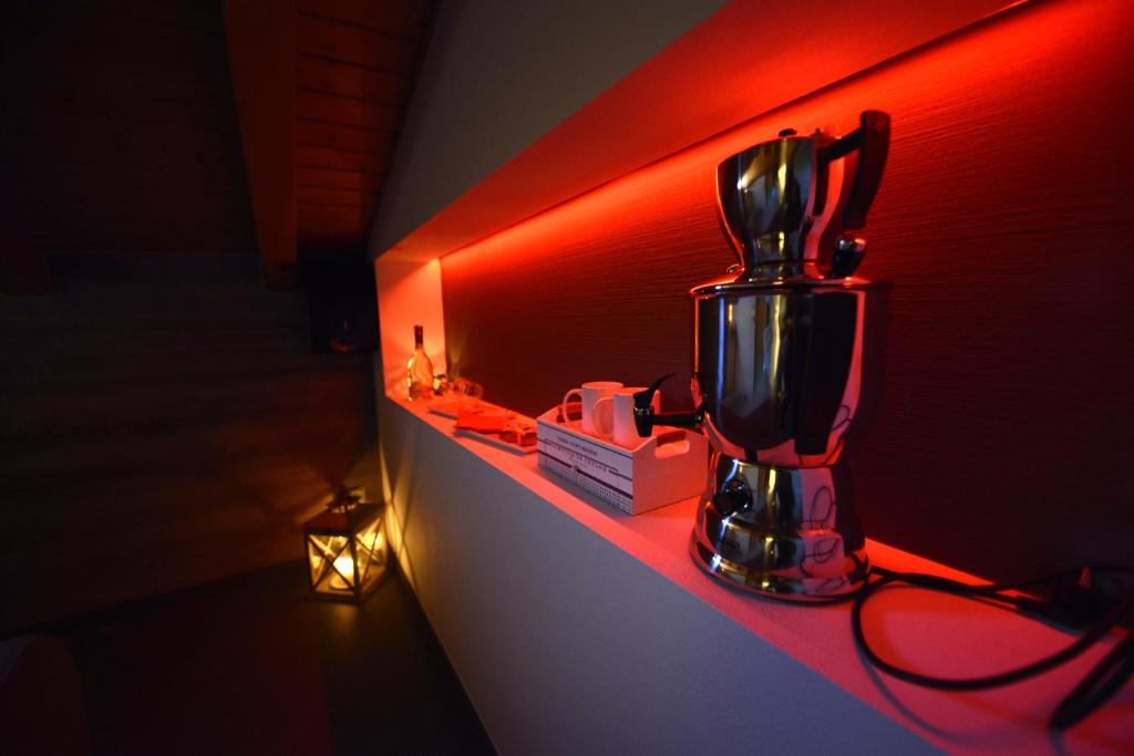 Zestaw do parzenia kawy i herbaty w obiekcie Hotel Veduta dell'Adamello