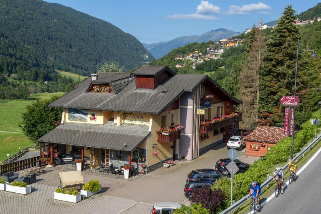 model domu z górą w obiekcie Hotel Veduta dell'Adamello w mieście Temù