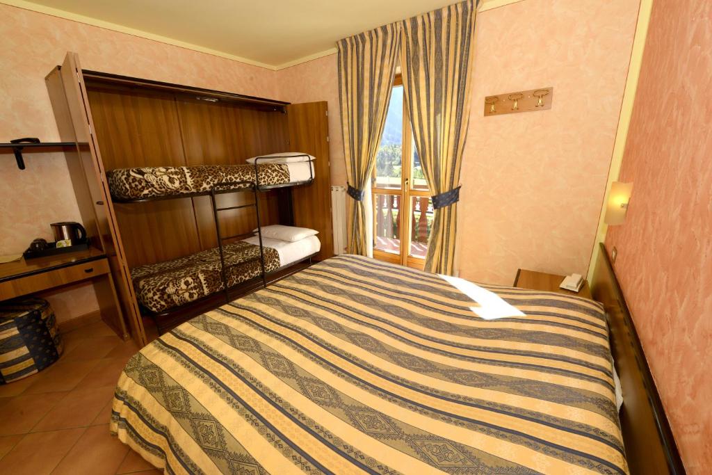 Łóżko lub łóżka w pokoju w obiekcie Hotel Veduta dell'Adamello